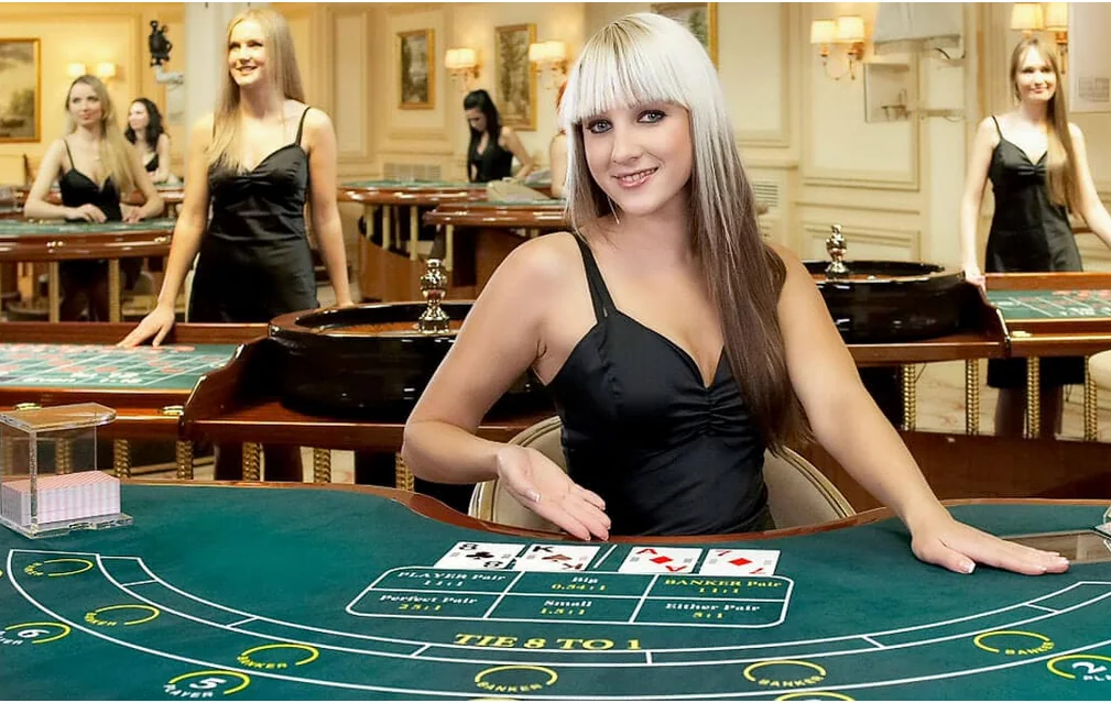 Tampilan ruang kasino live dengan meja dealer FOR4D